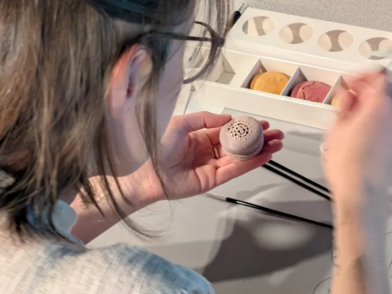 Decorating a macaron