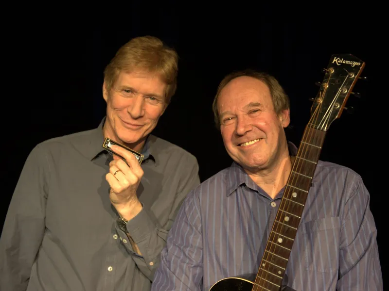 A photo of musicians Paul Jones and Dave Kelly
